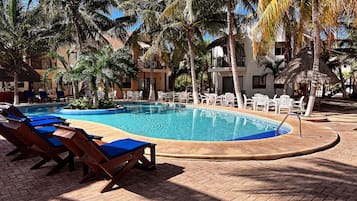 2 piscines extérieures, chaises longues