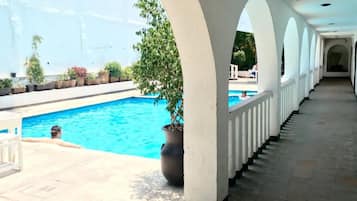 Alberca al aire libre por temporada y camastros