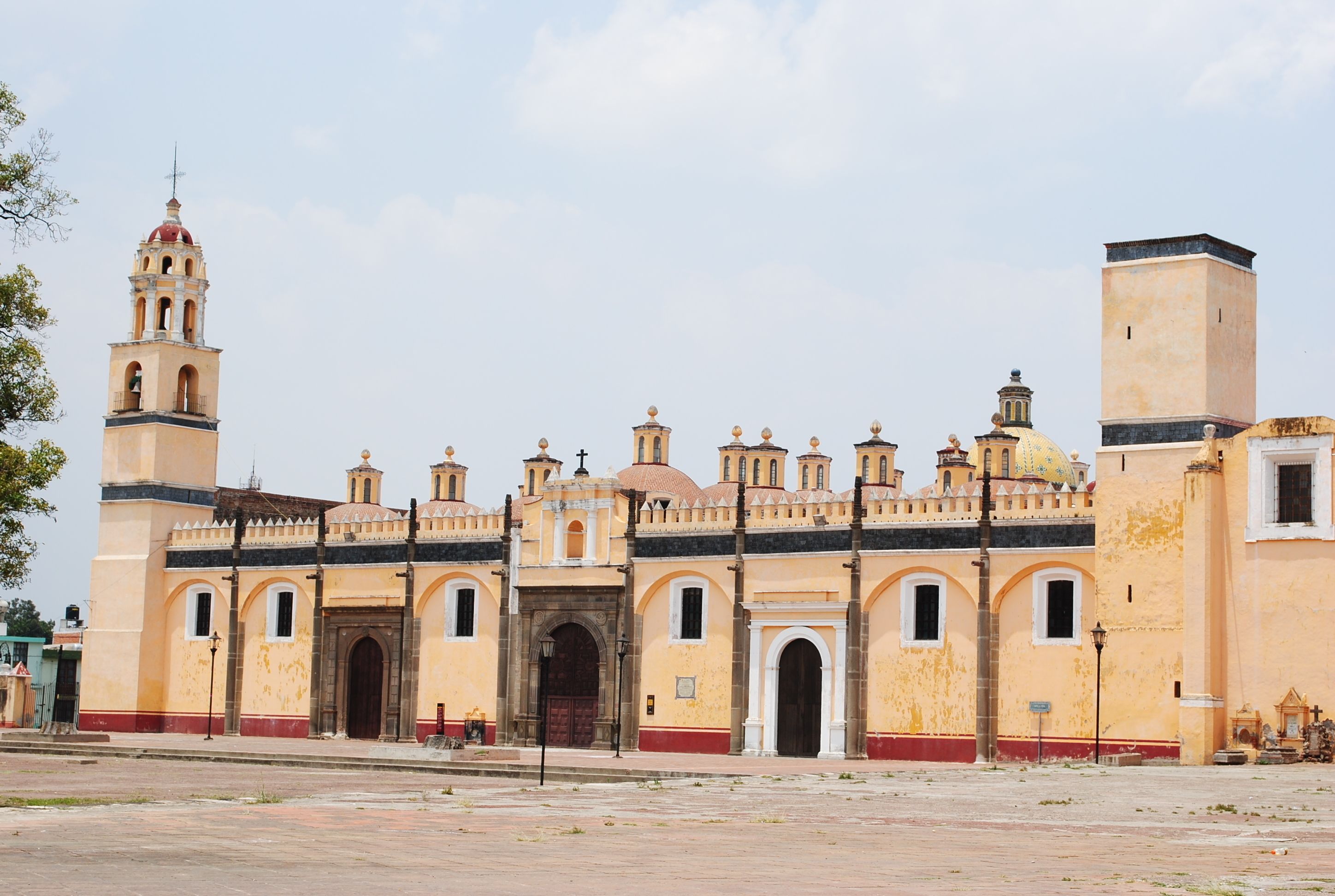 Un edificio histórico con una torre de campanas y varias cúpulas.