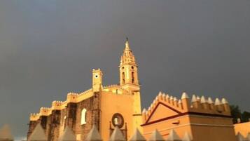 Un edificio histórico con una torre destacada y almenas.
