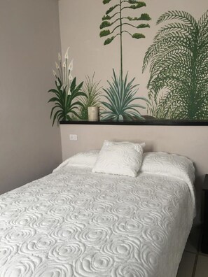 Skrivebord og strykejern/-brett