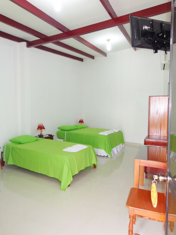 Habitación superior con 2 camas individuales | Escritorio y wifi gratis