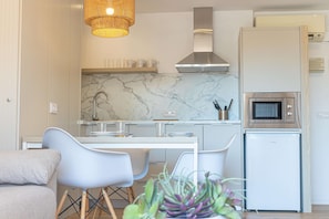 Fridge, microwave, stovetop, coffee/tea maker - Martinez Apartments (Calvia)