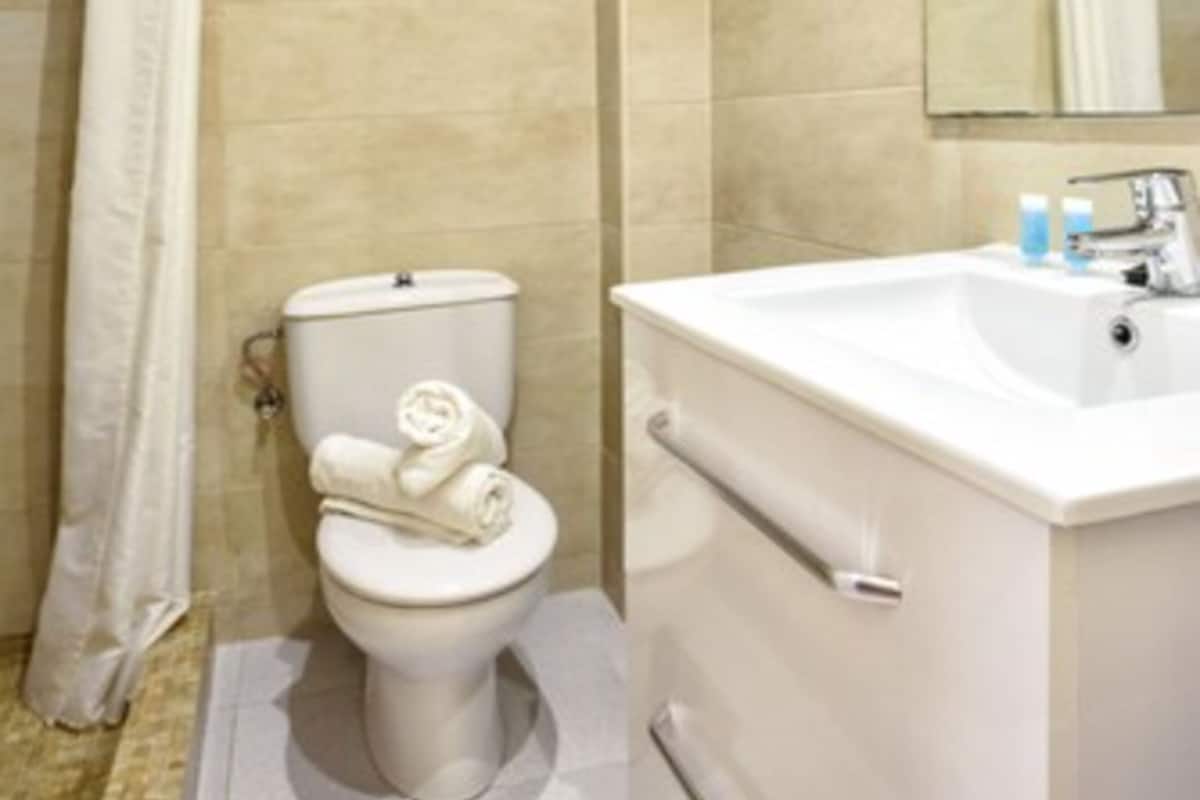 Shower, free toiletries, hair dryer, towels