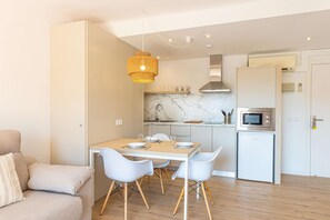 Fridge, microwave, stovetop, coffee/tea maker - Martinez Apartments (Calvia)