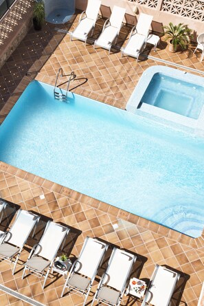 Una piscina al aire libre (de 09:00 a 21:00), sombrillas, tumbonas
