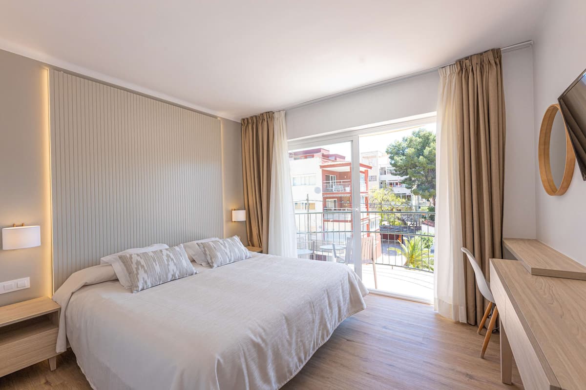 1 habitación, decoración personalizada, muebles diferentes y escritorio