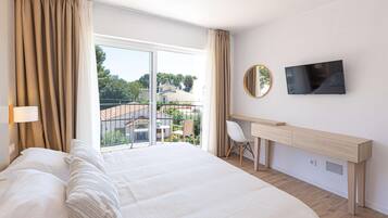 1 bedroom, individually decorated, individually furnished, desk