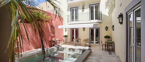 حمّام سباحة خارجي