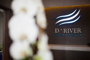 Interior entrance - D'River Guesthouse (Bandung)