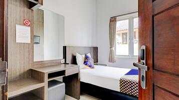 Escritorio, wifi gratis y ropa de cama