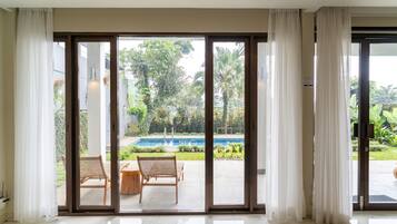 Family room , 4 bedrooms , private pool | 4 bedrooms, premium bedding, desk, iron/ironing board