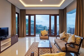 Family room , 4 bedrooms , private pool | Living area | Plasma TV, DVD player - Morning Glory Mountain View 4BR Villa with Pool (Cimenyan)