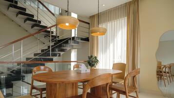 Family room , 4 bedrooms , private pool | Private kitchen | Fridge, microwave, stovetop, electric kettle