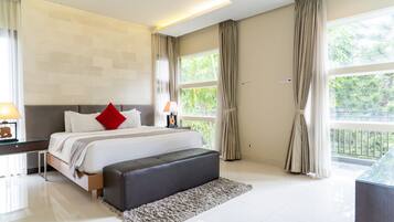 Family room , 4 bedrooms , private pool | 4 bedrooms, premium bedding, desk, iron/ironing board