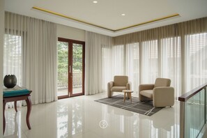 Family room , 4 bedrooms , private pool | Living area | Plasma TV, DVD player - Morning Glory Mountain View 4BR Villa with Pool (Cimenyan)