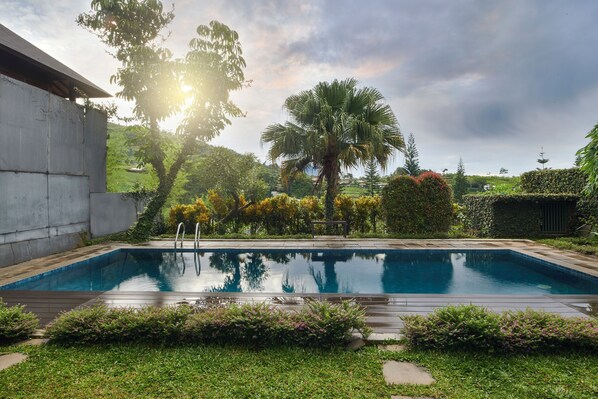 Courtyard - Morning Glory Mountain View 4BR Villa with Pool (Cimenyan)