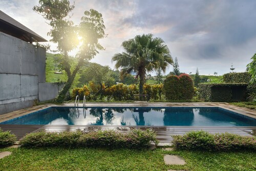 Morning Glory Mountain View 4BR Villa with Pool