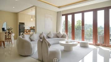 Family room , 4 bedrooms , private pool | Living area | Plasma TV, DVD player