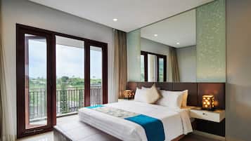 4 bedrooms, premium bedding, desk, iron/ironing board