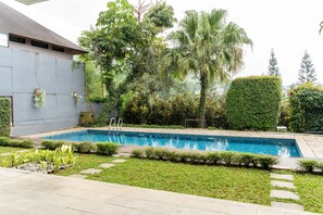 Una piscina al aire libre
