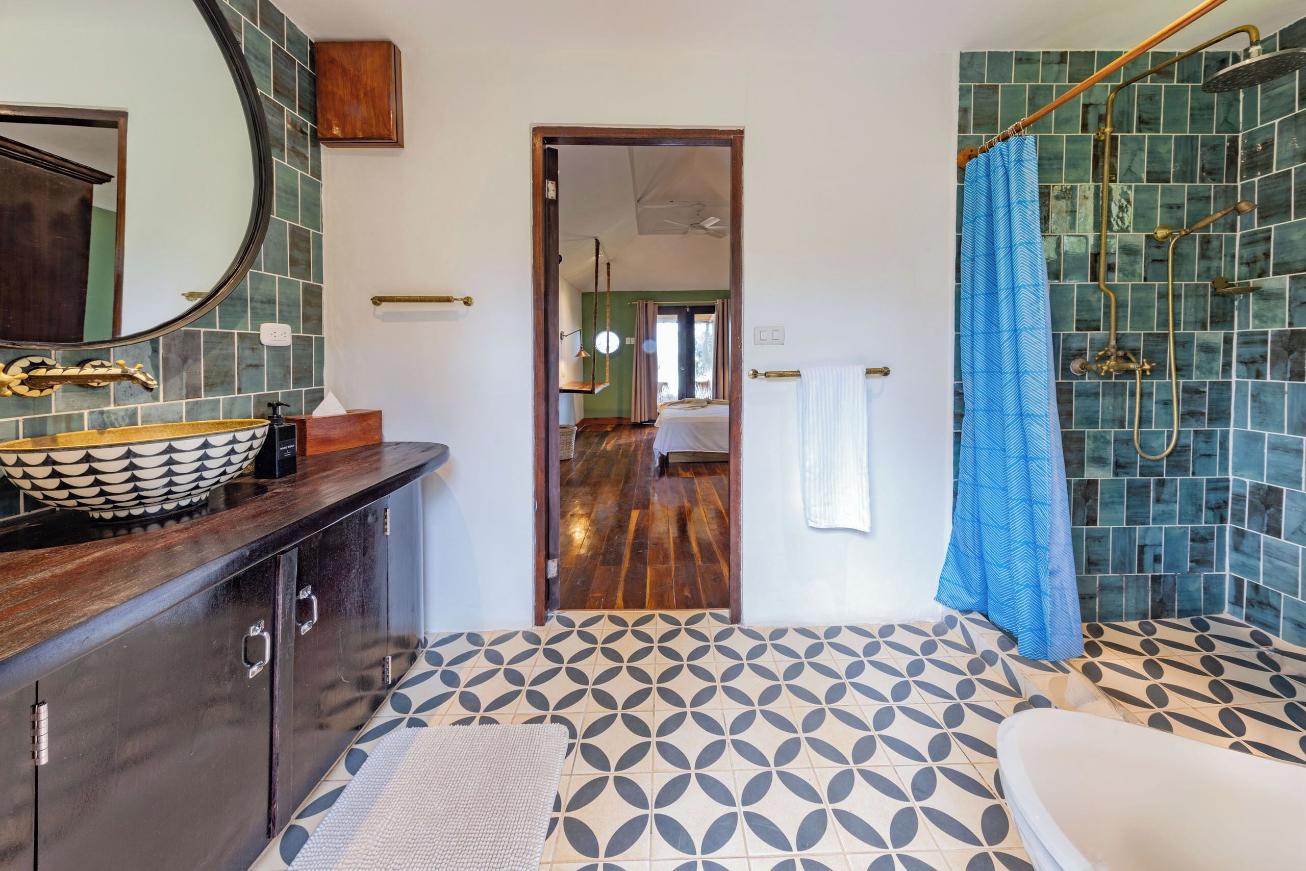 Une salle de bain avec une baignoire, une douche et un lavabo.