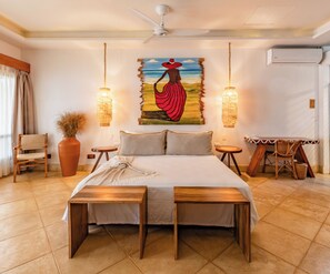 Luxury Beachfront Room | Nệm có lớp đệm bông, minibar, két bảo mật tại phòng, bàn 