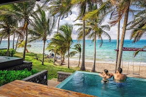 Luxury Beachfront Room with Plunge Pool | Colchones con acolchado adicional, minibar, caja fuerte y escritorio