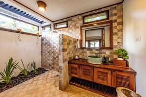 Luxury Beachfront Room with Plunge Pool | Baño | Regadera, amenidades de baño de diseñador, secadora de cabello, toallas 
