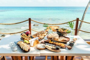 Se sirven desayunos, comidas y cocina internacional con vista a la playa
