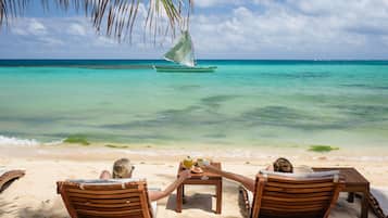 Plage, sable blanc, navette pour la plage, chaises longues
