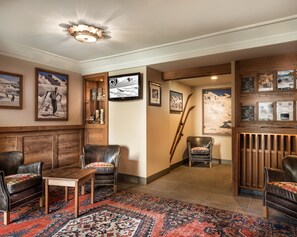 Lobby sitting area - Hotel Eden Rock (Bad Gastein)