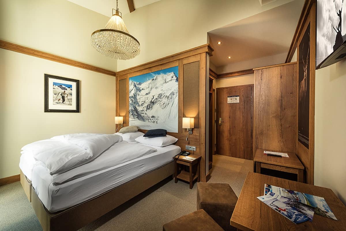 Triple Room | Hypo-allergenic bedding, minibar, in-room safe, desk