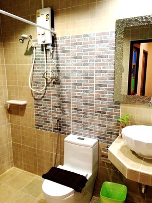 Shower, free toiletries, hair dryer, towels - Goldsea Beach (Patong)