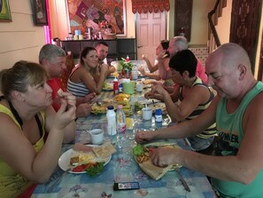 Family dining - Goldsea Beach (Patong)