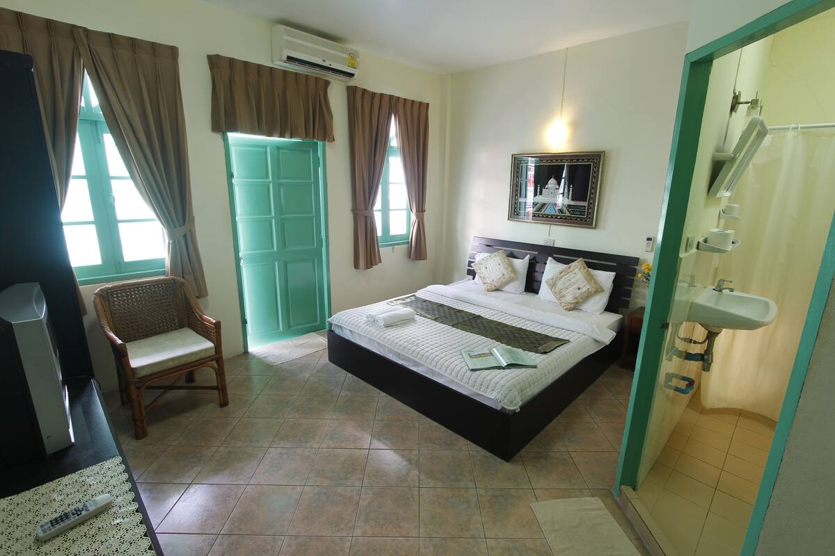 Superior Double Room with Balcony | 高級寝具、低反発ベッド、セーフティボックス (室内)、防音設備
