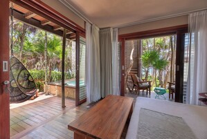 Rum - utsikt mot trädgården (with refreshing plunge pool) | Utsikt från rummet