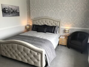 エグゼクティブ ダブルルーム キングベッド 1 台 | アイロン / アイロン台、WiFi (無料)、ベッドシーツ