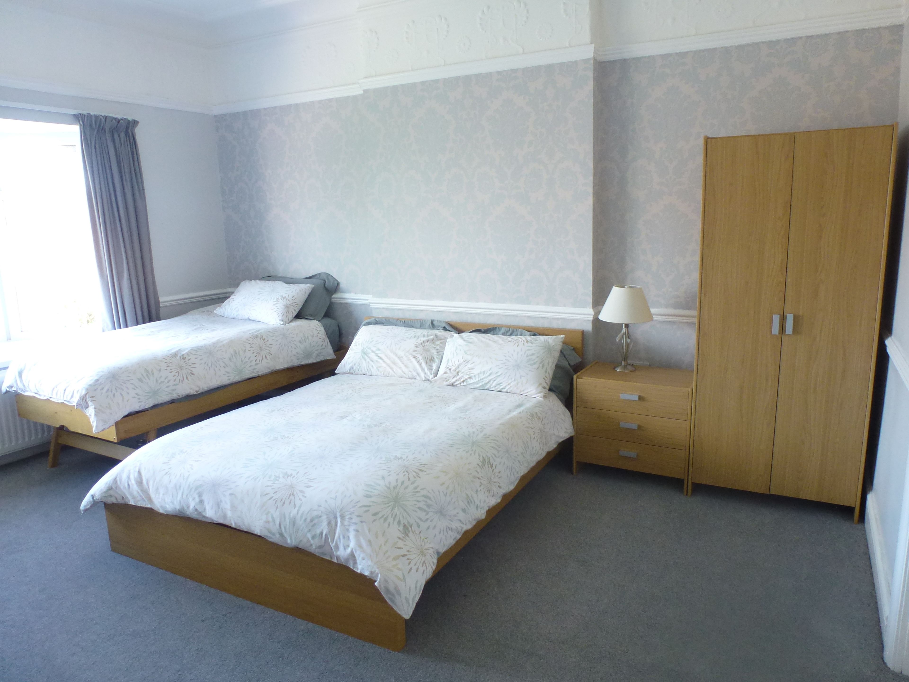 family room | 1 bedroom, iron/ironing board, free wifi, bed sheets