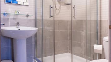 Habitación familiar | Baño | Amenidades de baño gratuitas, secadora de cabello, toallas