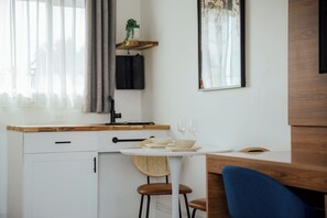 Deluxe kamer, 1 kingsize bed, kitchenette | Privékeuken | Een koelkast, een microgolfoven, een koffiezetapparaat/waterkoker