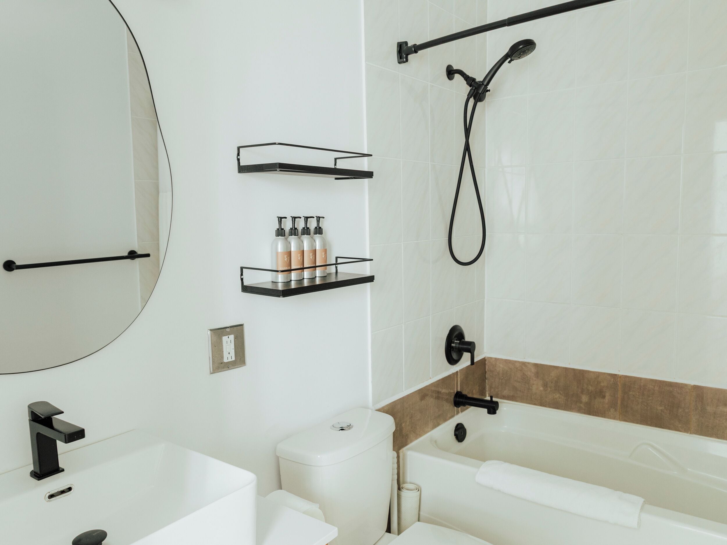 Deluxe-Zimmer, 1 King-Bett, Kochnische | Badezimmer | Duschwanne, kostenlose Toilettenartikel, Haartrockner, Handtücher