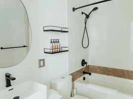 Bañera con ducha, artículos de tocador gratuitos, secador de pelo