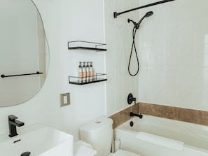 Chambre Deluxe, 1 trĂšs grand lit, coin cuisine | Salle de bain