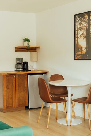 Habitación estándar, 1 cama de matrimonio grande con sofá cama | Escritorio, espacio para trabajar con un portátil, cortinas opacas
