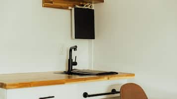Chambre Deluxe, 2 grands lits, coin cuisine | Cuisine privée | Réfrigérateur, micro-ondes, cafetière/bouilloire, bouilloire électrique
