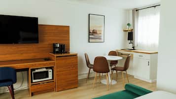 Chambre Deluxe, 2 grands lits, coin cuisine | Bureau, espace de travail pour ordinateur portable, rideaux occultants