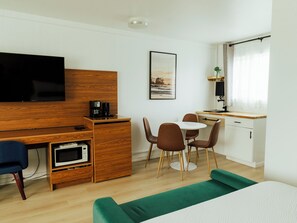 Chambre Deluxe, 2 grands lits, cuisinette | Bureau, espace de travail pour ordinateurs portables