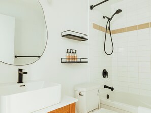 Bathroom - Ucluelet Wildwood Inn (Ucluelet)