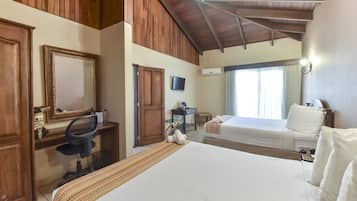 Chambre Quadruple Supérieure, 2 grands lits | Coffres-forts dans les chambres